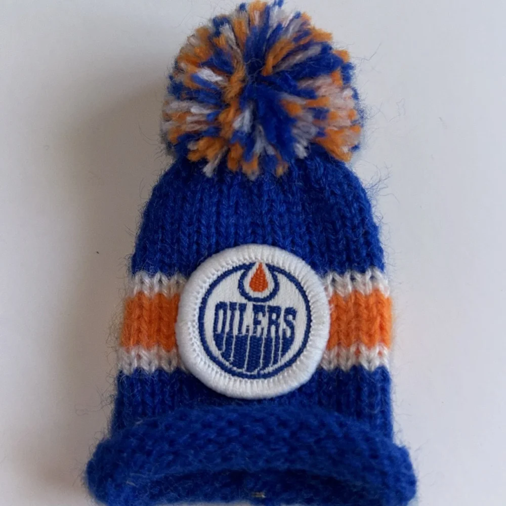 Oilers Vintage Pins and Badges, Edmonton Oilers Vintage Hat Toque Pin VTg